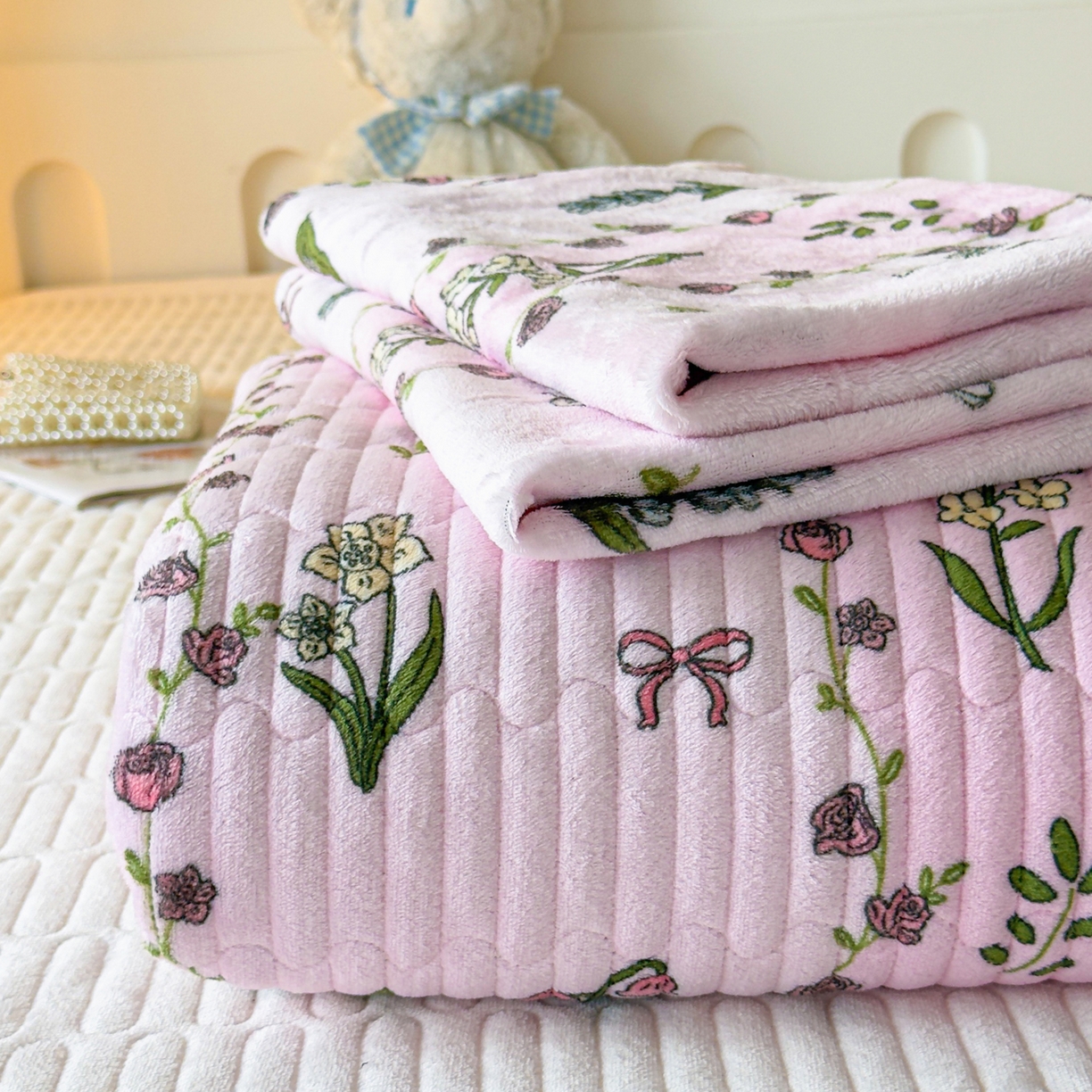 91家纺网 家纺一手货源 找家纺 （总）首爱家纺 2025新款高克重牛奶绒夹棉印花床盖