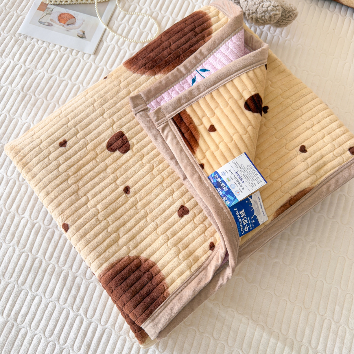 91家纺网 家纺一手货源 找家纺 首爱家纺 2025新款高克重牛奶绒夹棉印花床盖 爱心满满