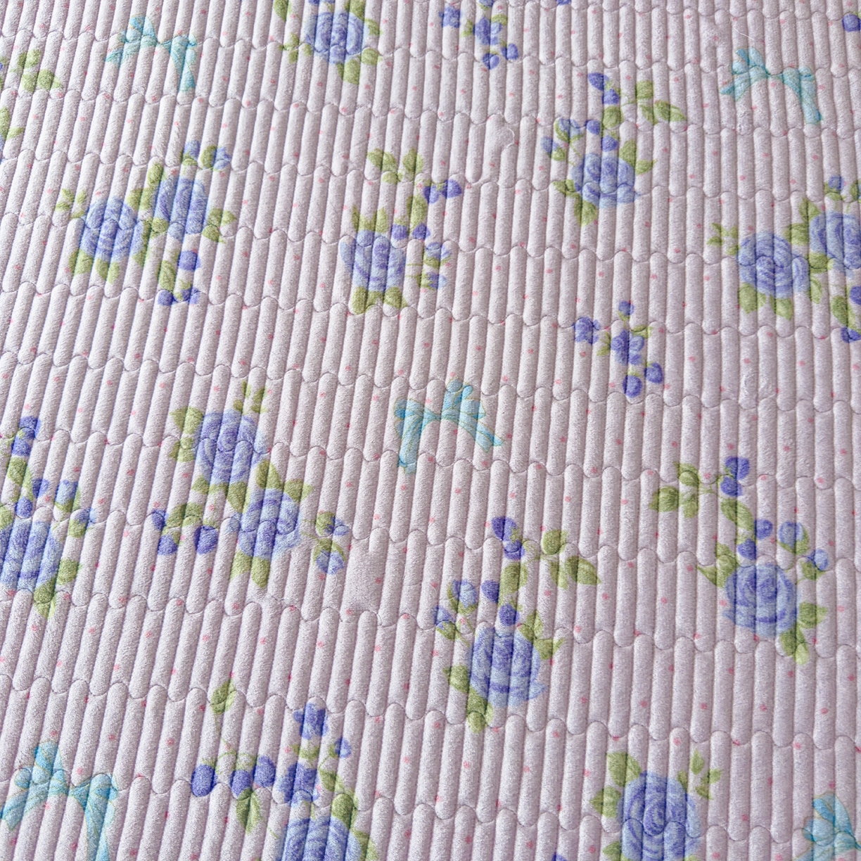 91家纺网 家纺一手货源 找家纺 首爱家纺 2025新款高克重牛奶绒夹棉印花床盖 蝶恋花