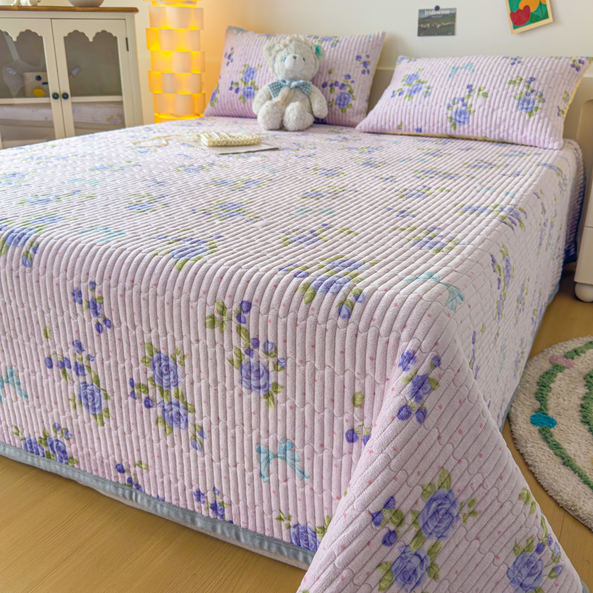 91家纺网 家纺一手货源 找家纺 首爱家纺 2025新款高克重牛奶绒夹棉印花床盖 蝶恋花