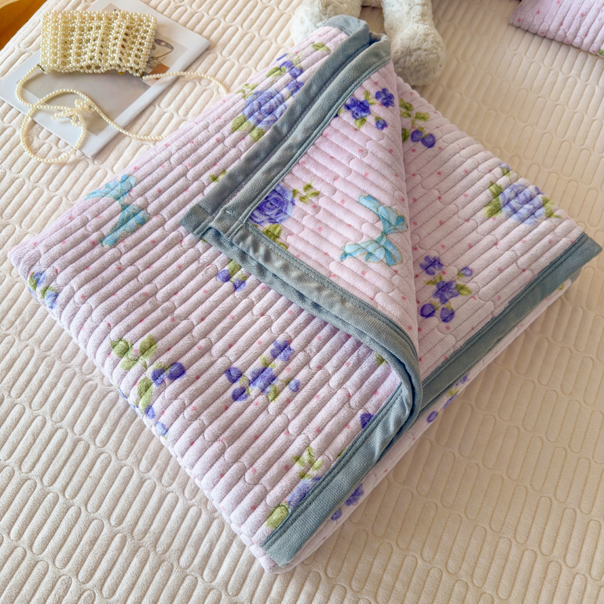 91家纺网 家纺一手货源 找家纺 首爱家纺 2025新款高克重牛奶绒夹棉印花床盖 蝶恋花