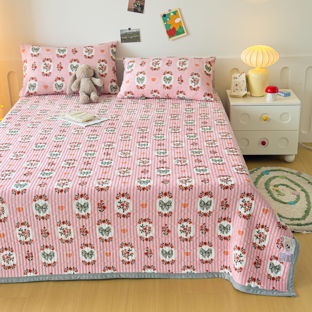 91家纺网 家纺一手货源 找家纺 首爱家纺 2025新款高克重牛奶绒夹棉印花床盖 豆蔻年华