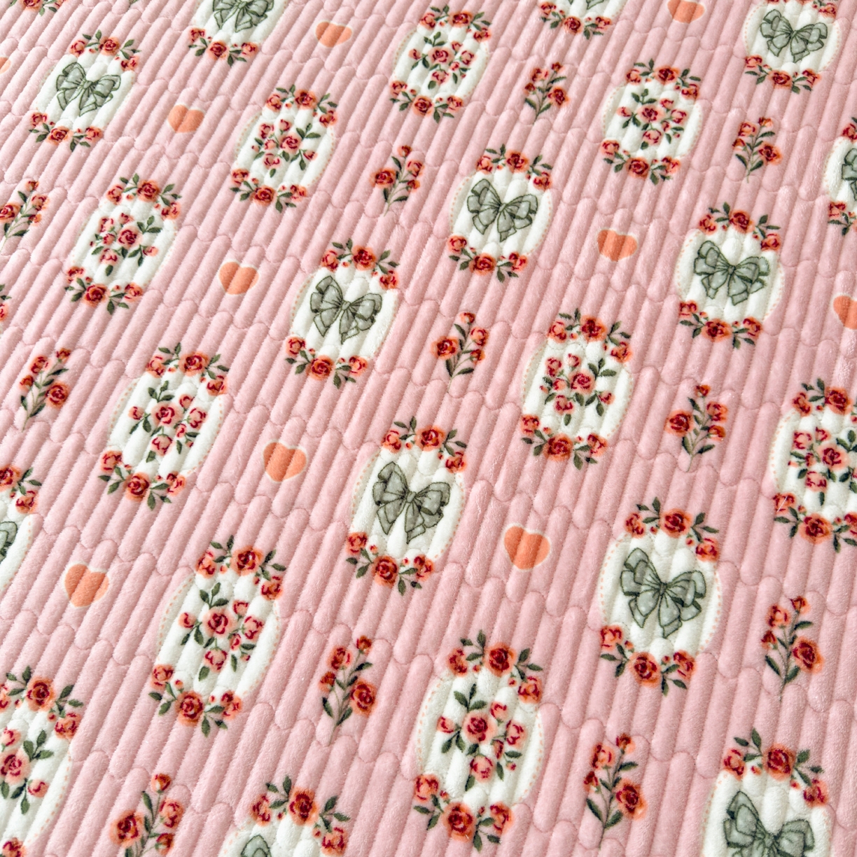 91家纺网 家纺一手货源 找家纺 首爱家纺 2025新款高克重牛奶绒夹棉印花床盖 豆蔻年华