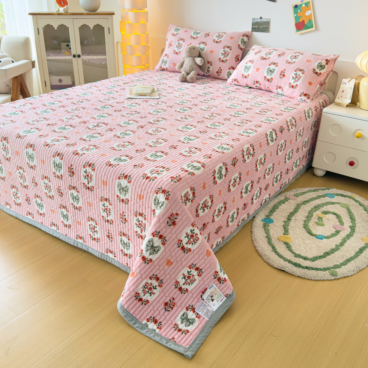 91家纺网 家纺一手货源 找家纺 首爱家纺 2025新款高克重牛奶绒夹棉印花床盖 豆蔻年华