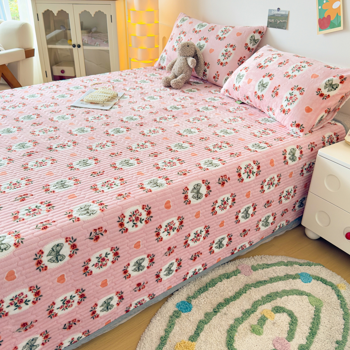 91家纺网 家纺一手货源 找家纺 首爱家纺 2025新款高克重牛奶绒夹棉印花床盖 豆蔻年华