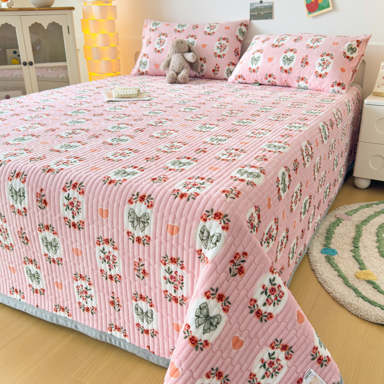 91家纺网 家纺一手货源 找家纺 首爱家纺 2025新款高克重牛奶绒夹棉印花床盖 豆蔻年华