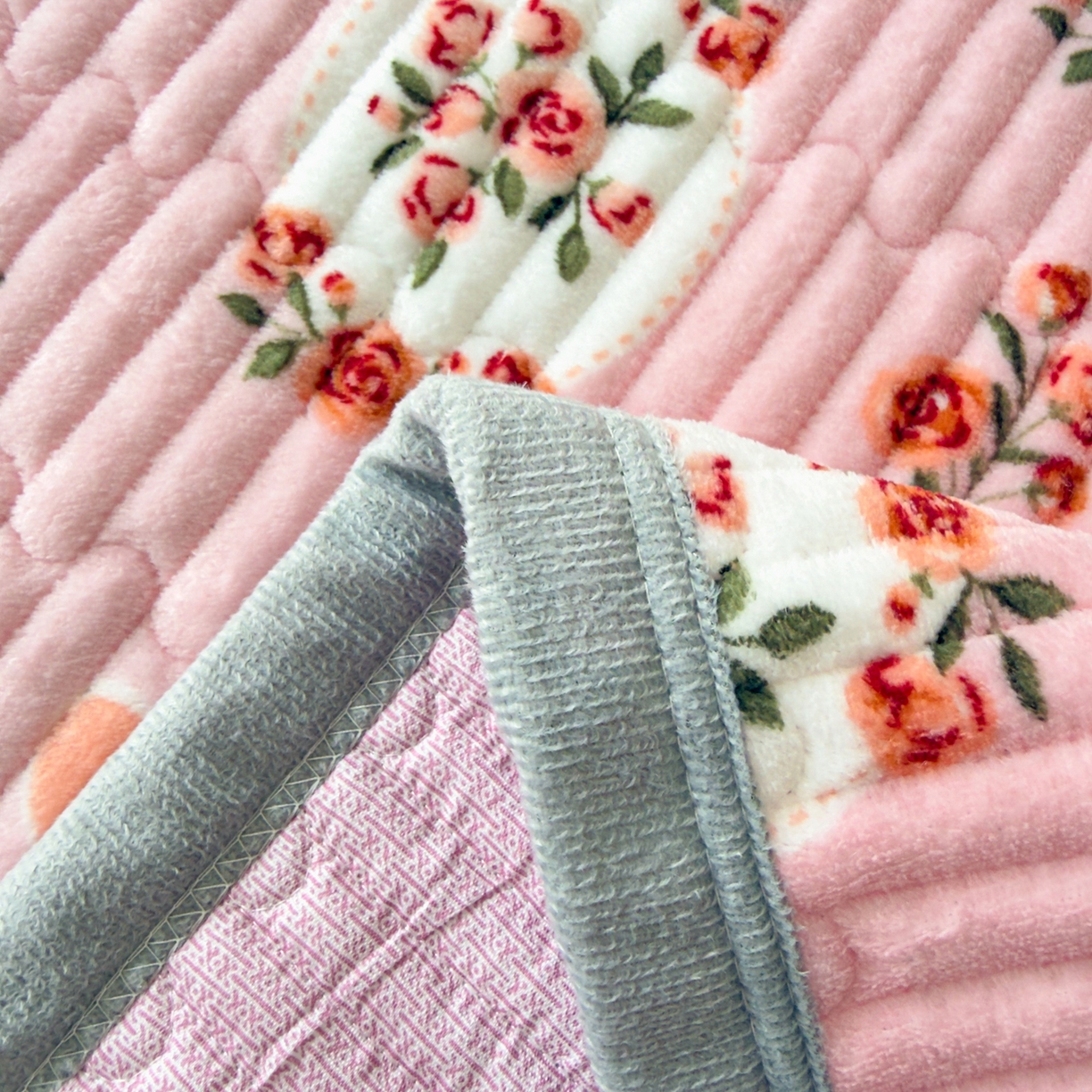 91家纺网 家纺一手货源 找家纺 首爱家纺 2025新款高克重牛奶绒夹棉印花床盖 豆蔻年华