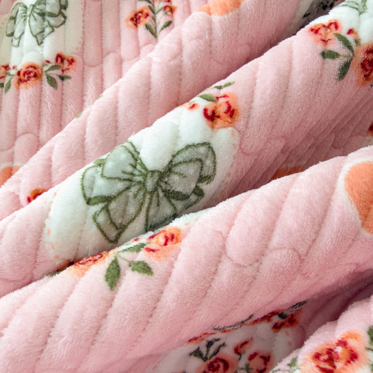 91家纺网 家纺一手货源 找家纺 首爱家纺 2025新款高克重牛奶绒夹棉印花床盖 豆蔻年华