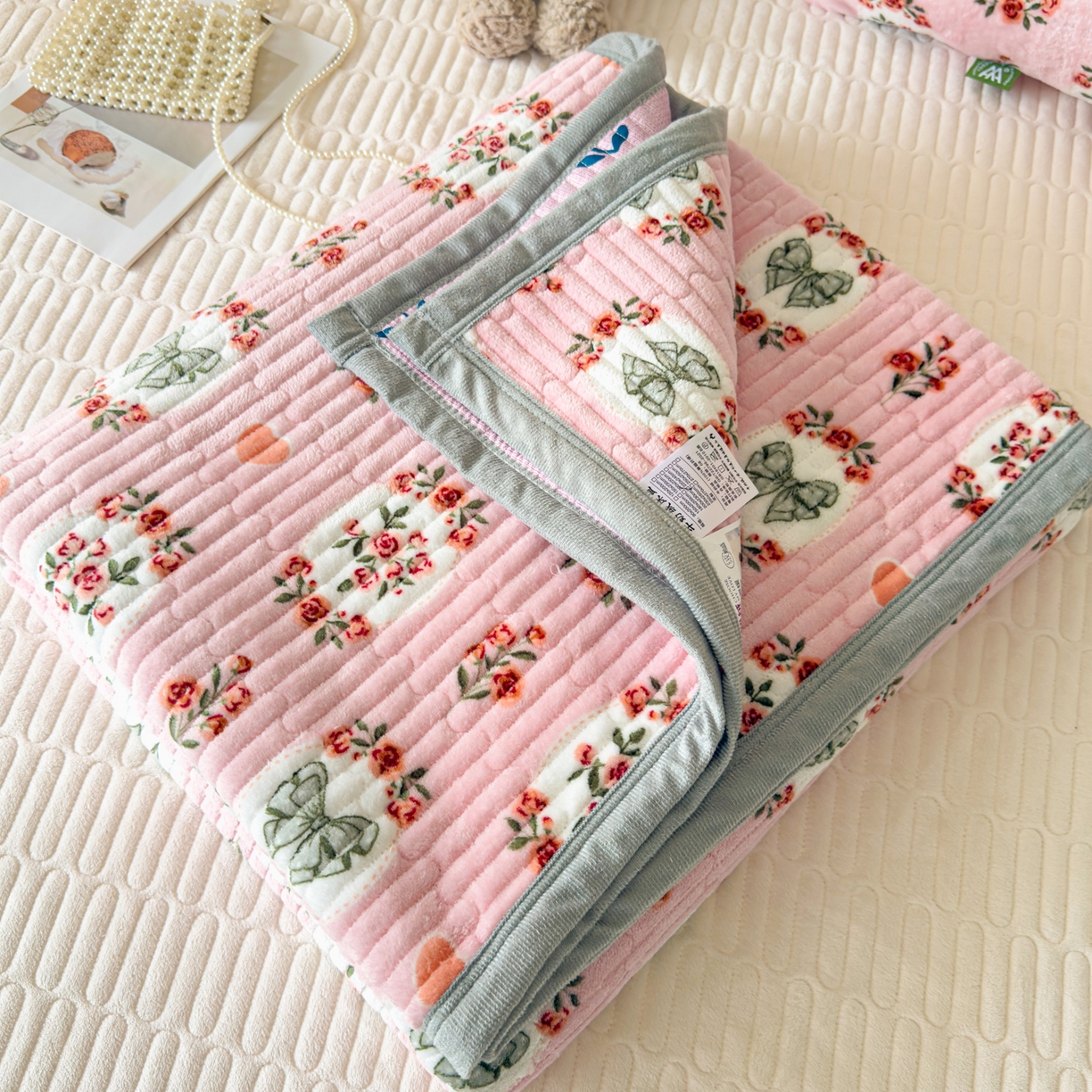 91家纺网 家纺一手货源 找家纺 首爱家纺 2025新款高克重牛奶绒夹棉印花床盖 豆蔻年华