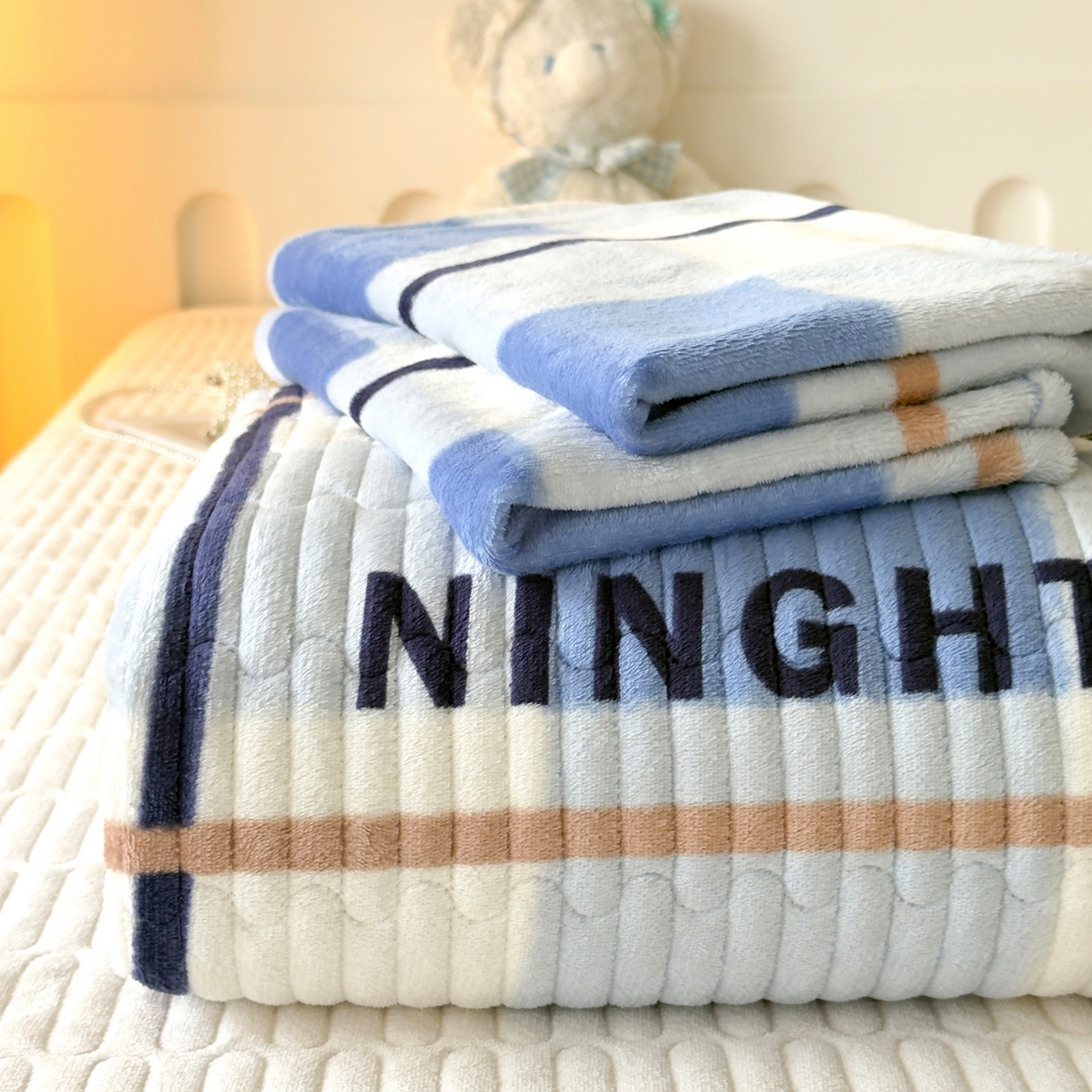 首爱家纺 2025新款高克重牛奶绒夹棉印花床盖 格调