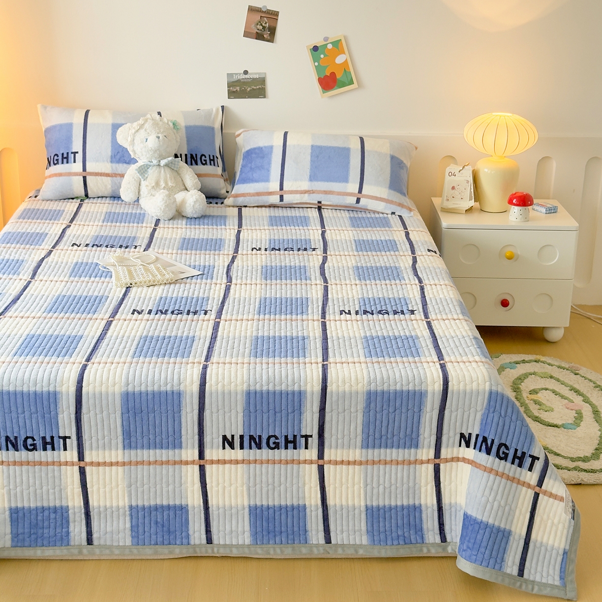 91家纺网 家纺一手货源 找家纺 首爱家纺 2025新款高克重牛奶绒夹棉印花床盖 格调