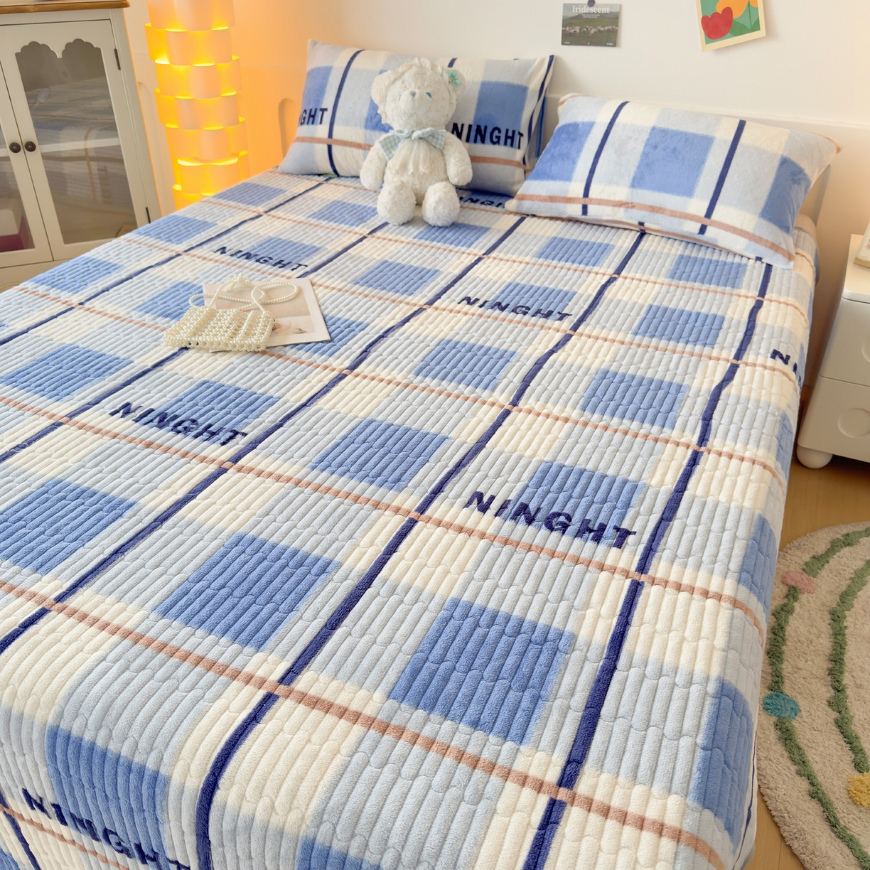 91家纺网 家纺一手货源 找家纺 首爱家纺 2025新款高克重牛奶绒夹棉印花床盖 格调