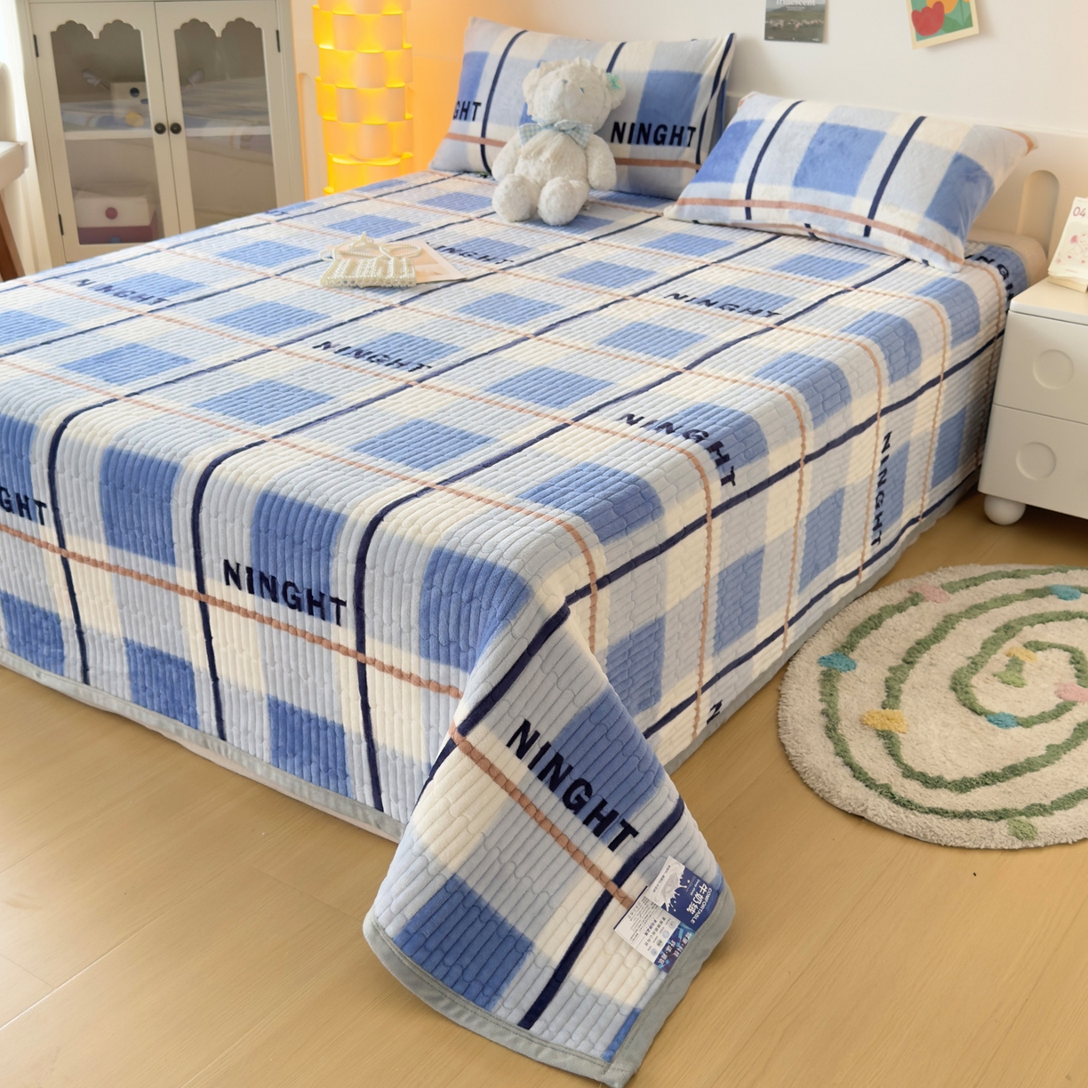 91家纺网 家纺一手货源 找家纺 首爱家纺 2025新款高克重牛奶绒夹棉印花床盖 格调