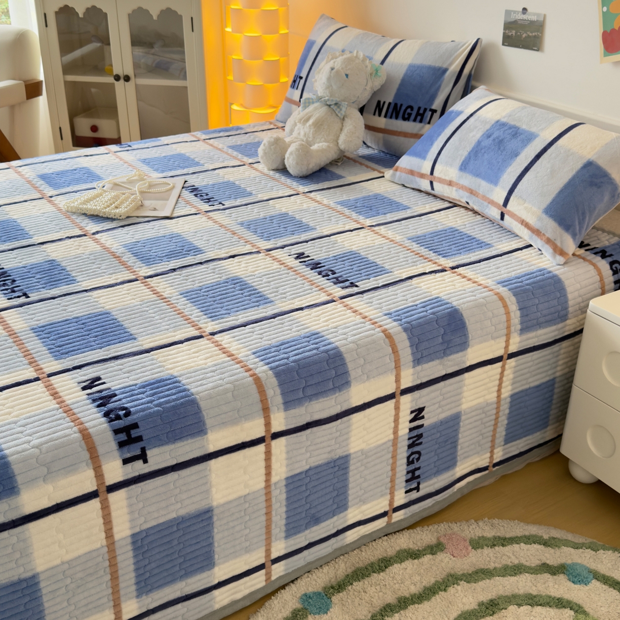 91家纺网 家纺一手货源 找家纺 首爱家纺 2025新款高克重牛奶绒夹棉印花床盖 格调