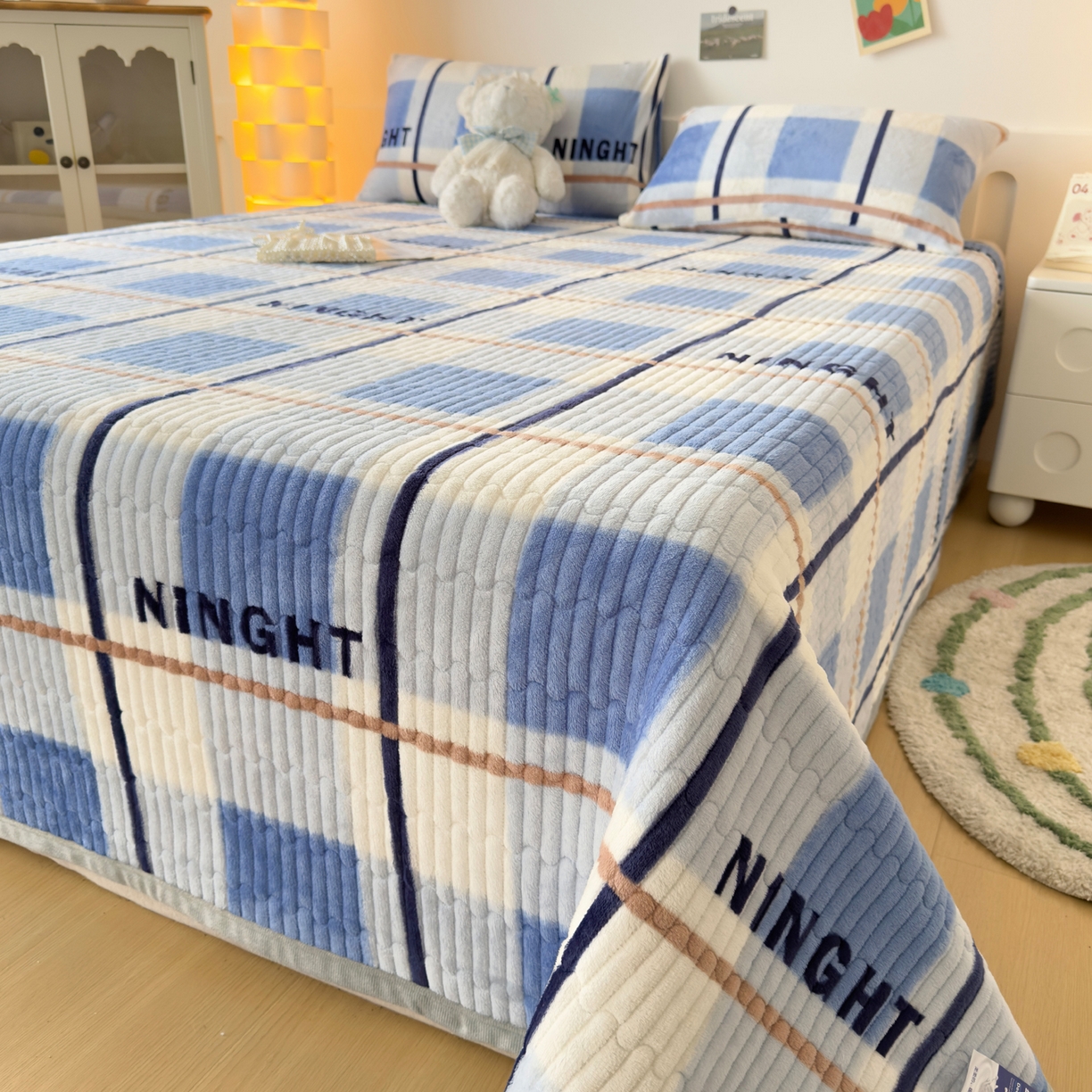 91家纺网 家纺一手货源 找家纺 首爱家纺 2025新款高克重牛奶绒夹棉印花床盖 格调