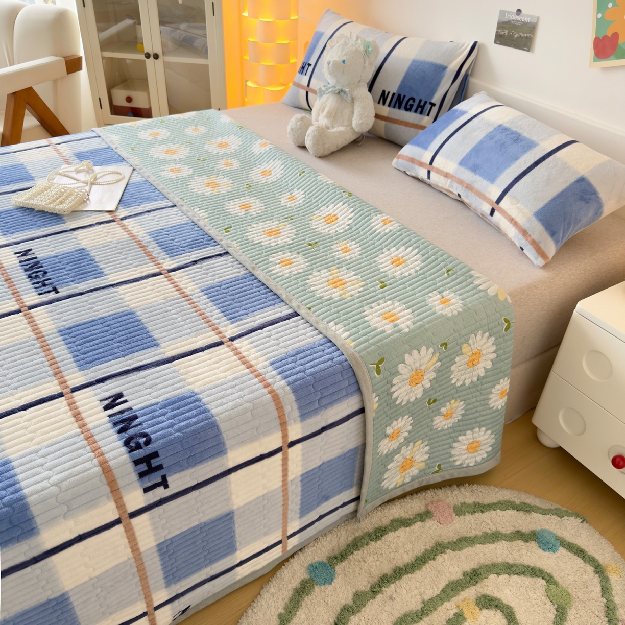 91家纺网 家纺一手货源 找家纺 首爱家纺 2025新款高克重牛奶绒夹棉印花床盖 格调