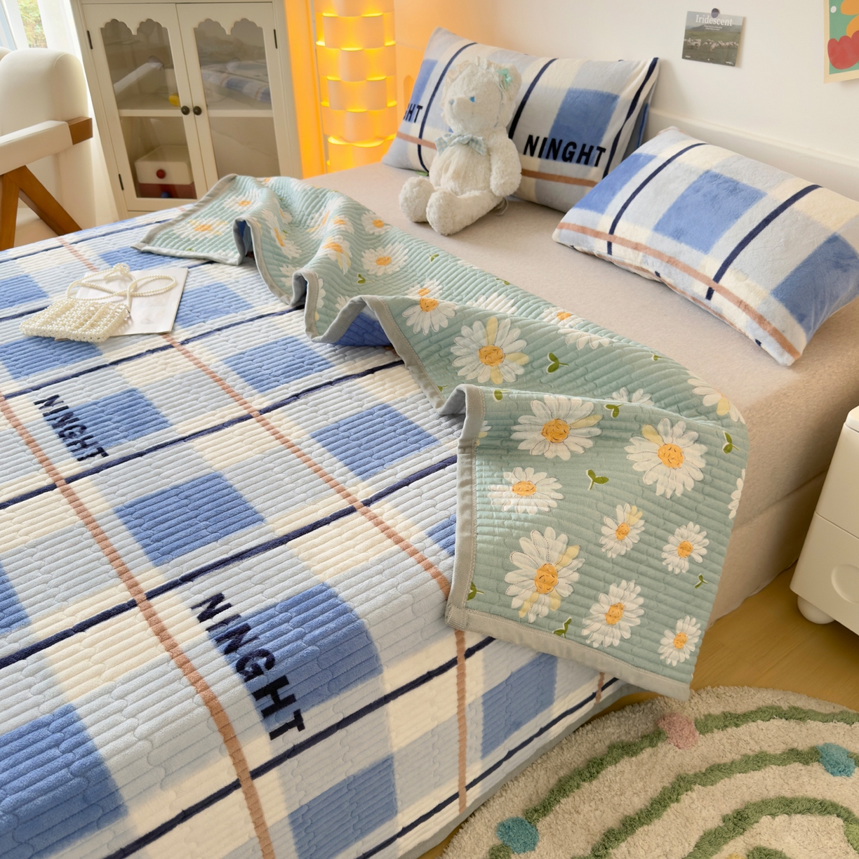 91家纺网 家纺一手货源 找家纺 首爱家纺 2025新款高克重牛奶绒夹棉印花床盖 格调