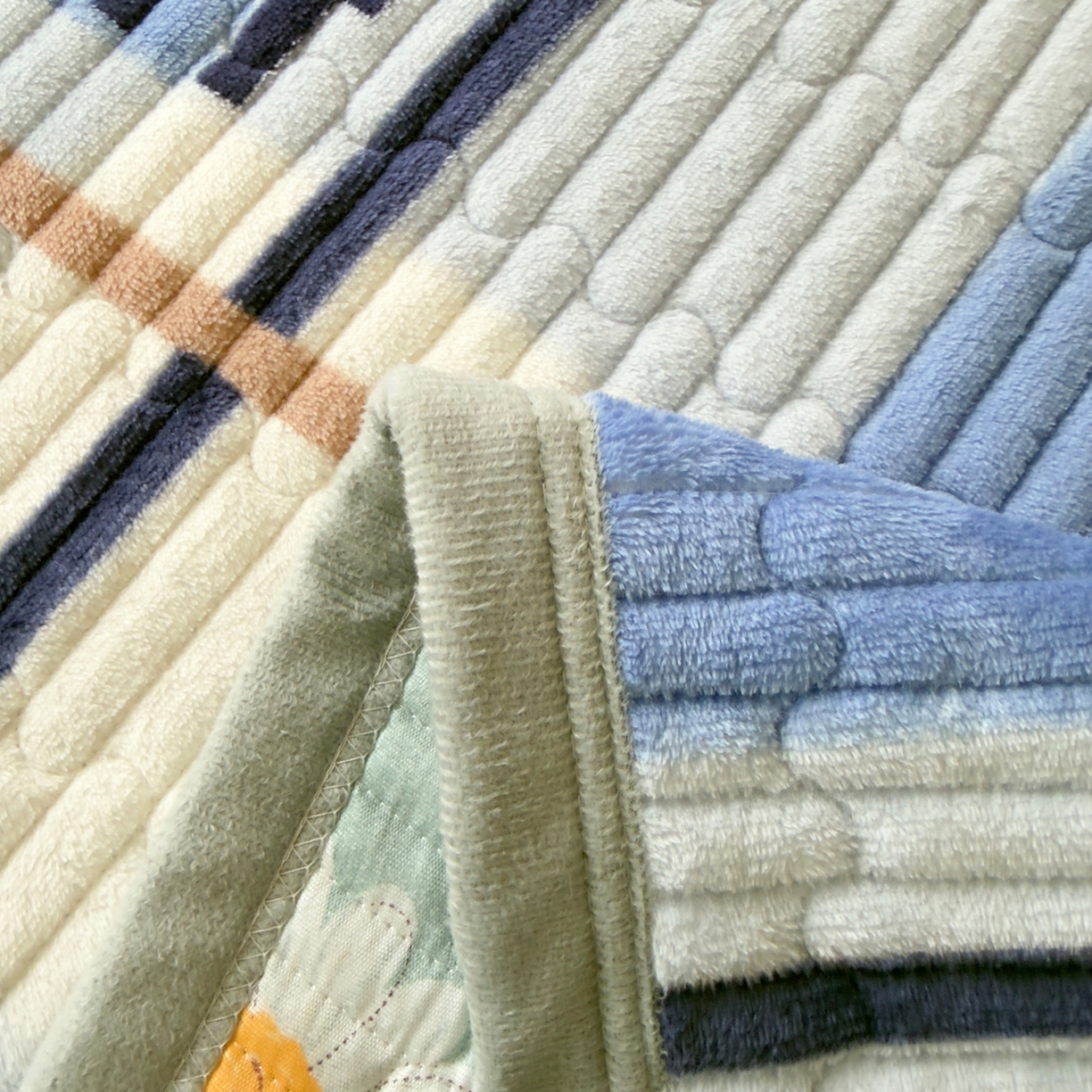 91家纺网 家纺一手货源 找家纺 首爱家纺 2025新款高克重牛奶绒夹棉印花床盖 格调