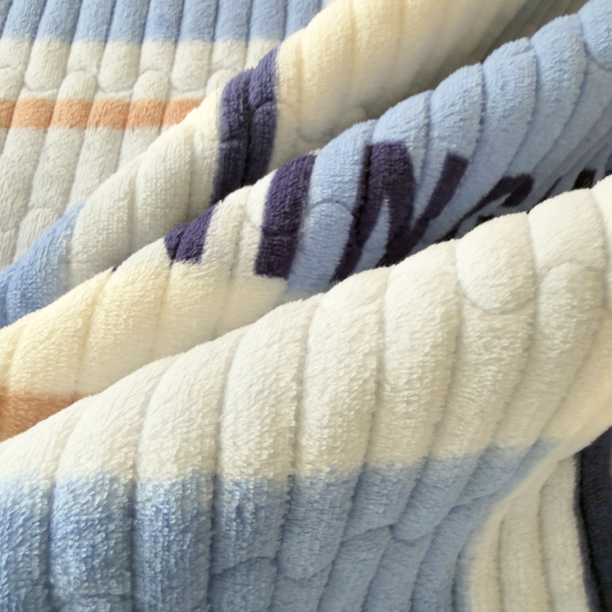 91家纺网 家纺一手货源 找家纺 首爱家纺 2025新款高克重牛奶绒夹棉印花床盖 格调