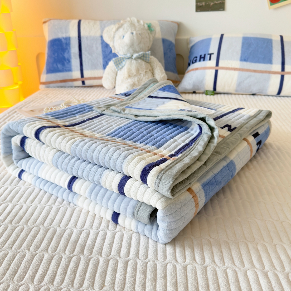 91家纺网 家纺一手货源 找家纺 首爱家纺 2025新款高克重牛奶绒夹棉印花床盖 格调