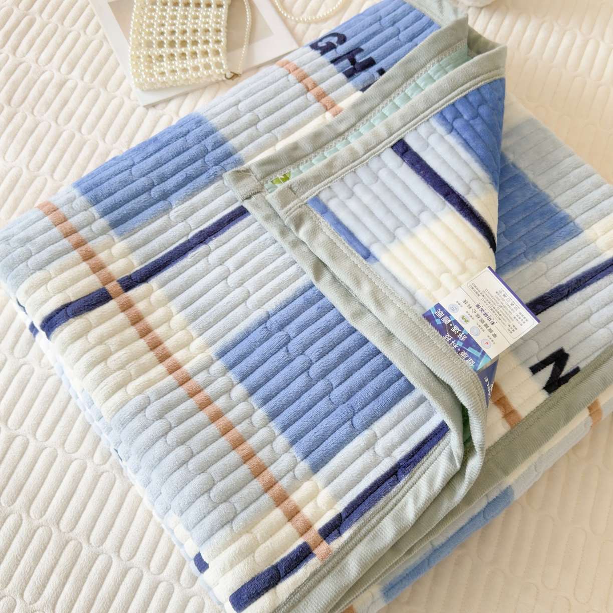 91家纺网 家纺一手货源 找家纺 首爱家纺 2025新款高克重牛奶绒夹棉印花床盖 格调