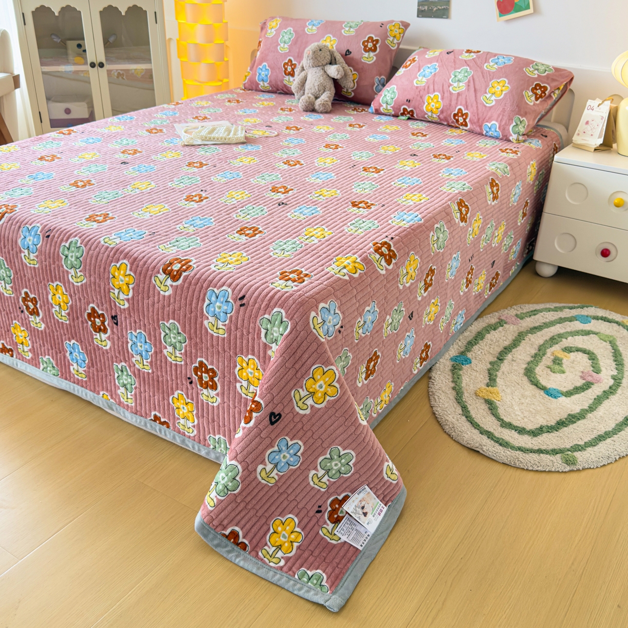 91家纺网 家纺一手货源 找家纺 首爱家纺 2025新款高克重牛奶绒夹棉印花床盖 国色天香