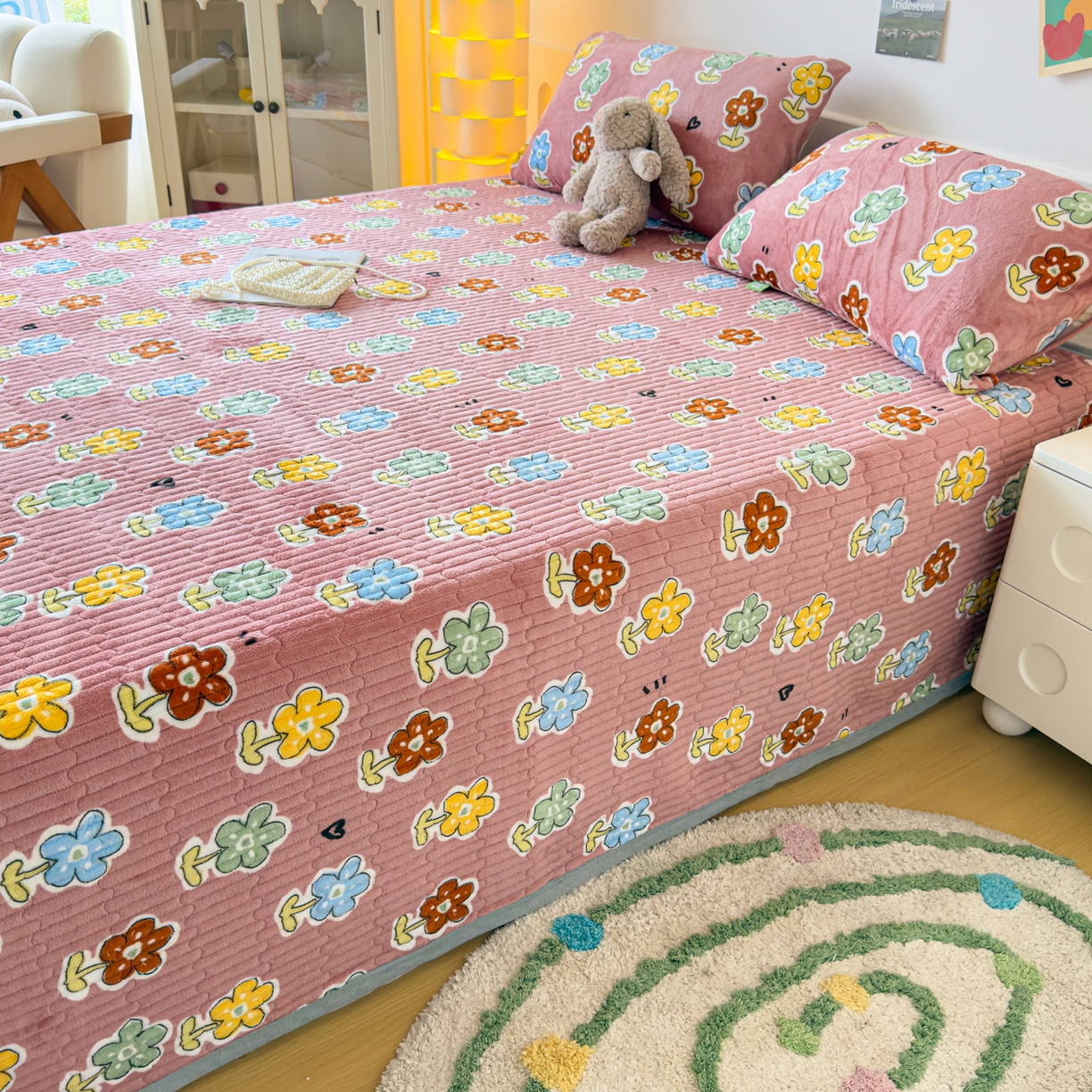 91家纺网 家纺一手货源 找家纺 首爱家纺 2025新款高克重牛奶绒夹棉印花床盖 国色天香