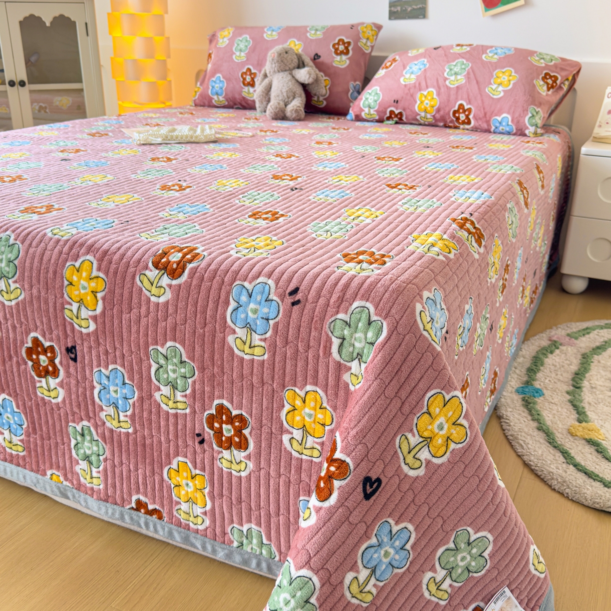 91家纺网 家纺一手货源 找家纺 首爱家纺 2025新款高克重牛奶绒夹棉印花床盖 国色天香