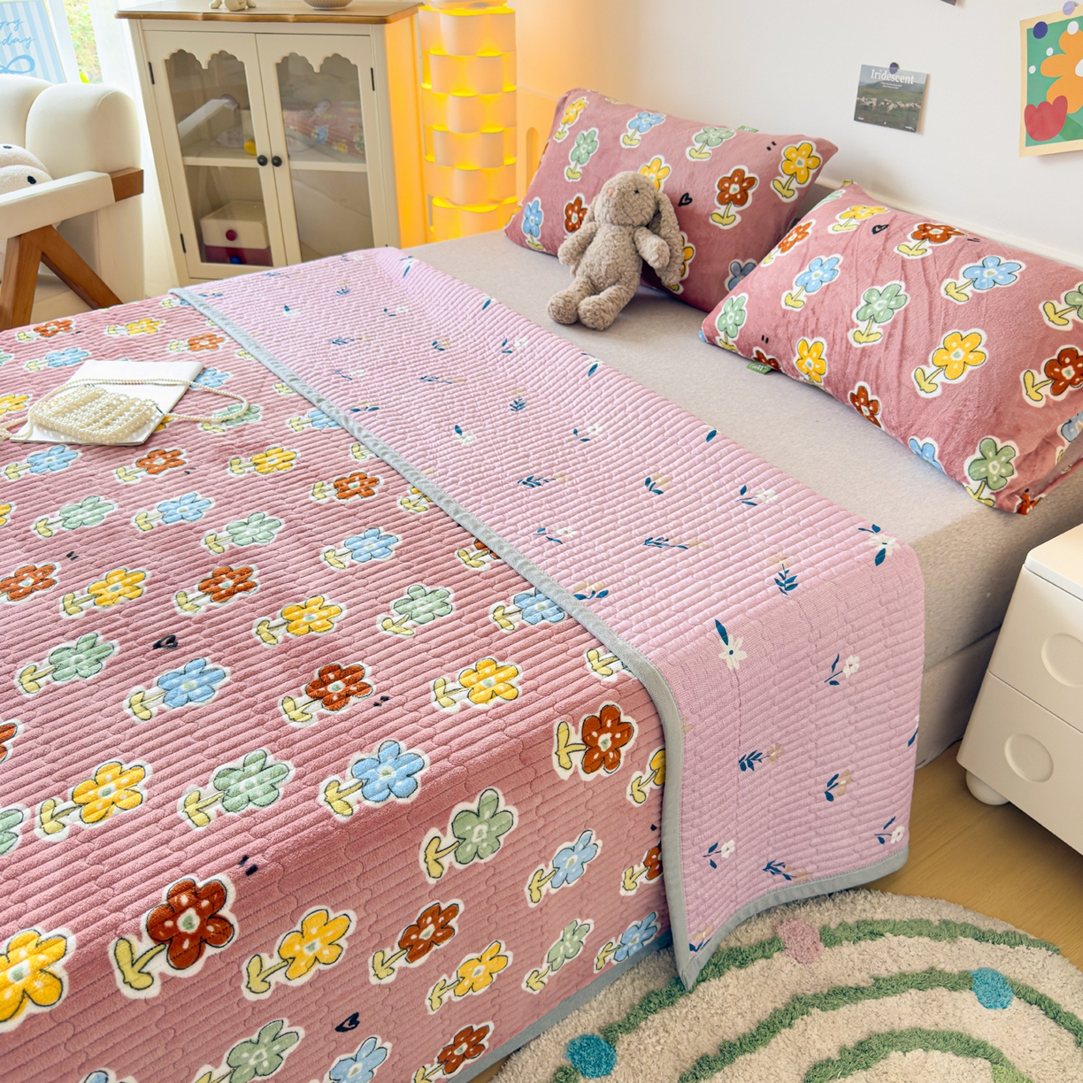 91家纺网 家纺一手货源 找家纺 首爱家纺 2025新款高克重牛奶绒夹棉印花床盖 国色天香