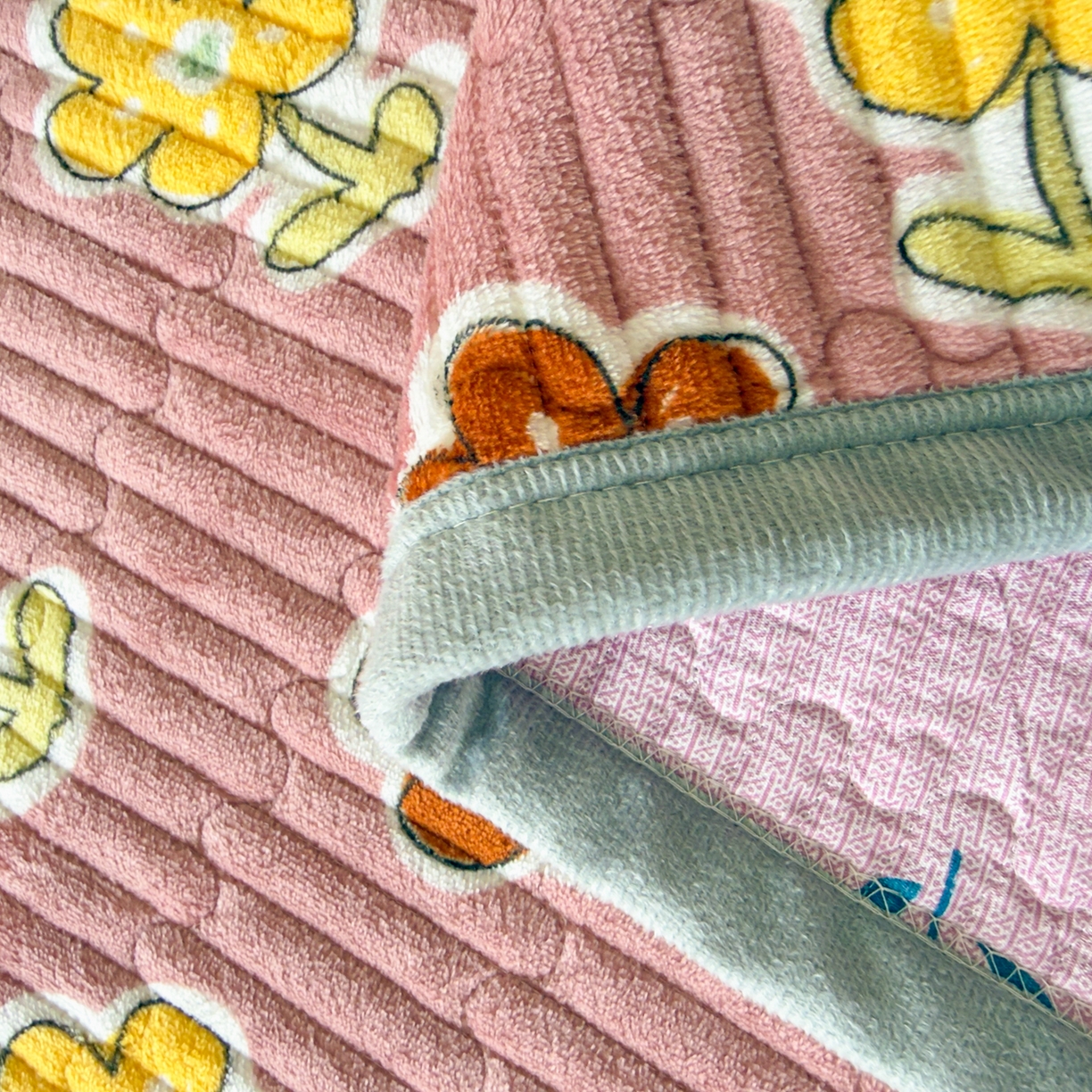 91家纺网 家纺一手货源 找家纺 首爱家纺 2025新款高克重牛奶绒夹棉印花床盖 国色天香