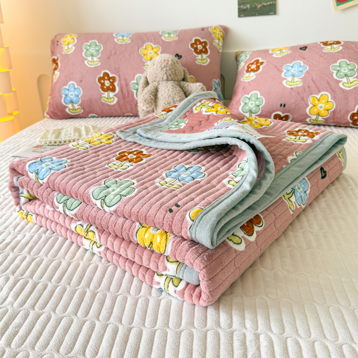 91家纺网 家纺一手货源 找家纺 首爱家纺 2025新款高克重牛奶绒夹棉印花床盖 国色天香