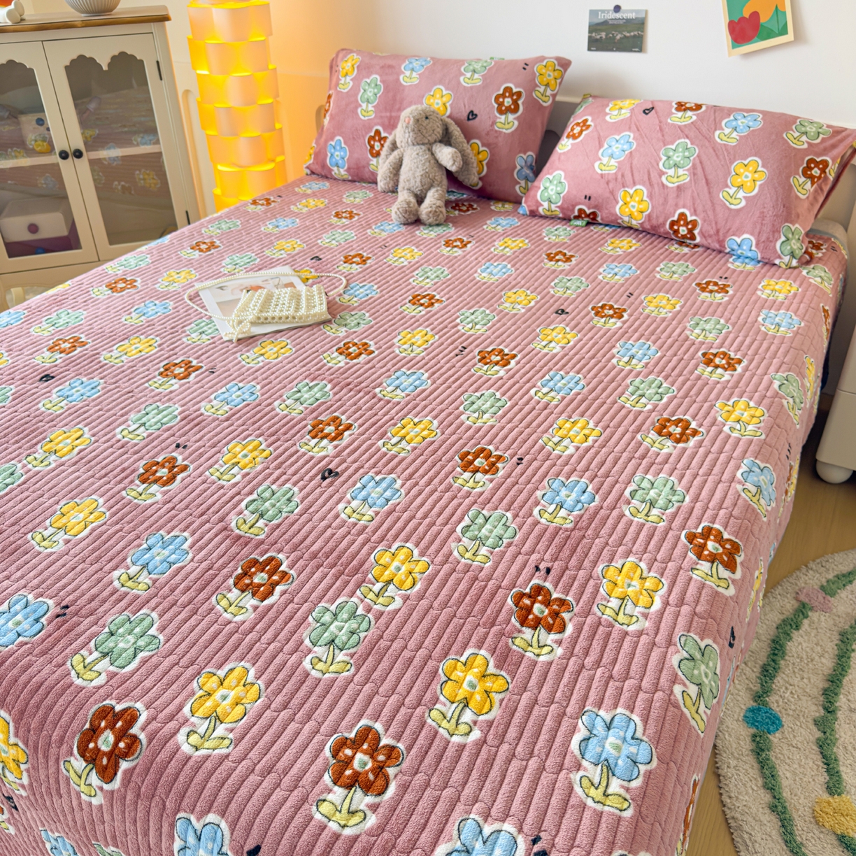 91家纺网 家纺一手货源 找家纺 首爱家纺 2025新款高克重牛奶绒夹棉印花床盖 国色天香