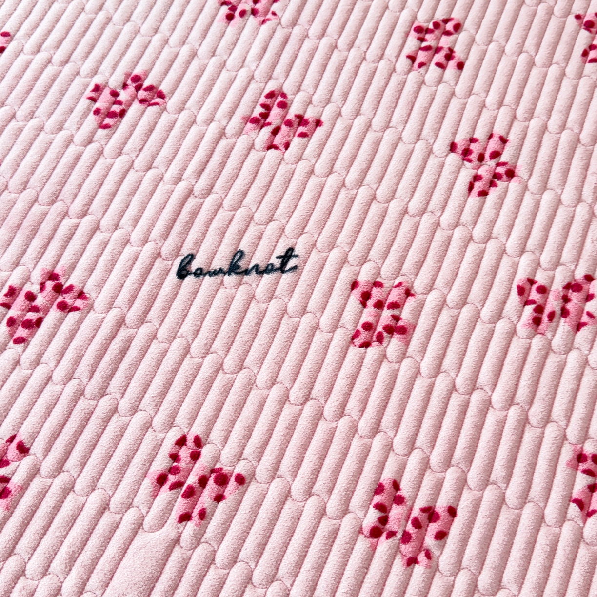 91家纺网 家纺一手货源 找家纺 首爱家纺 2025新款高克重牛奶绒夹棉印花床盖 蝴蝶粉