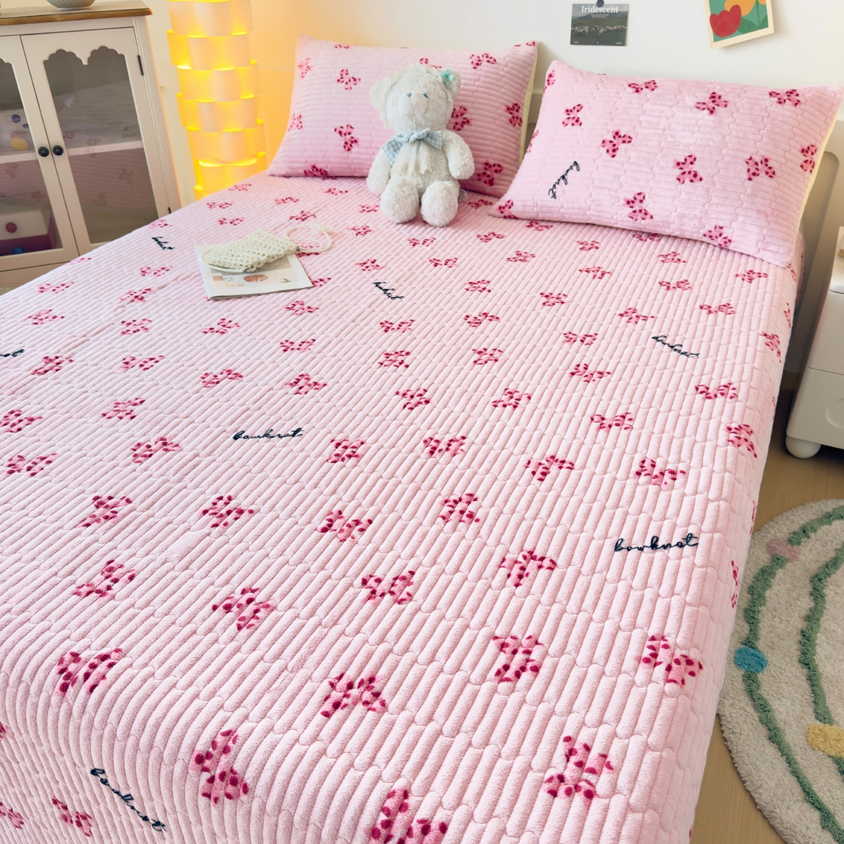 91家纺网 家纺一手货源 找家纺 首爱家纺 2025新款高克重牛奶绒夹棉印花床盖 蝴蝶粉