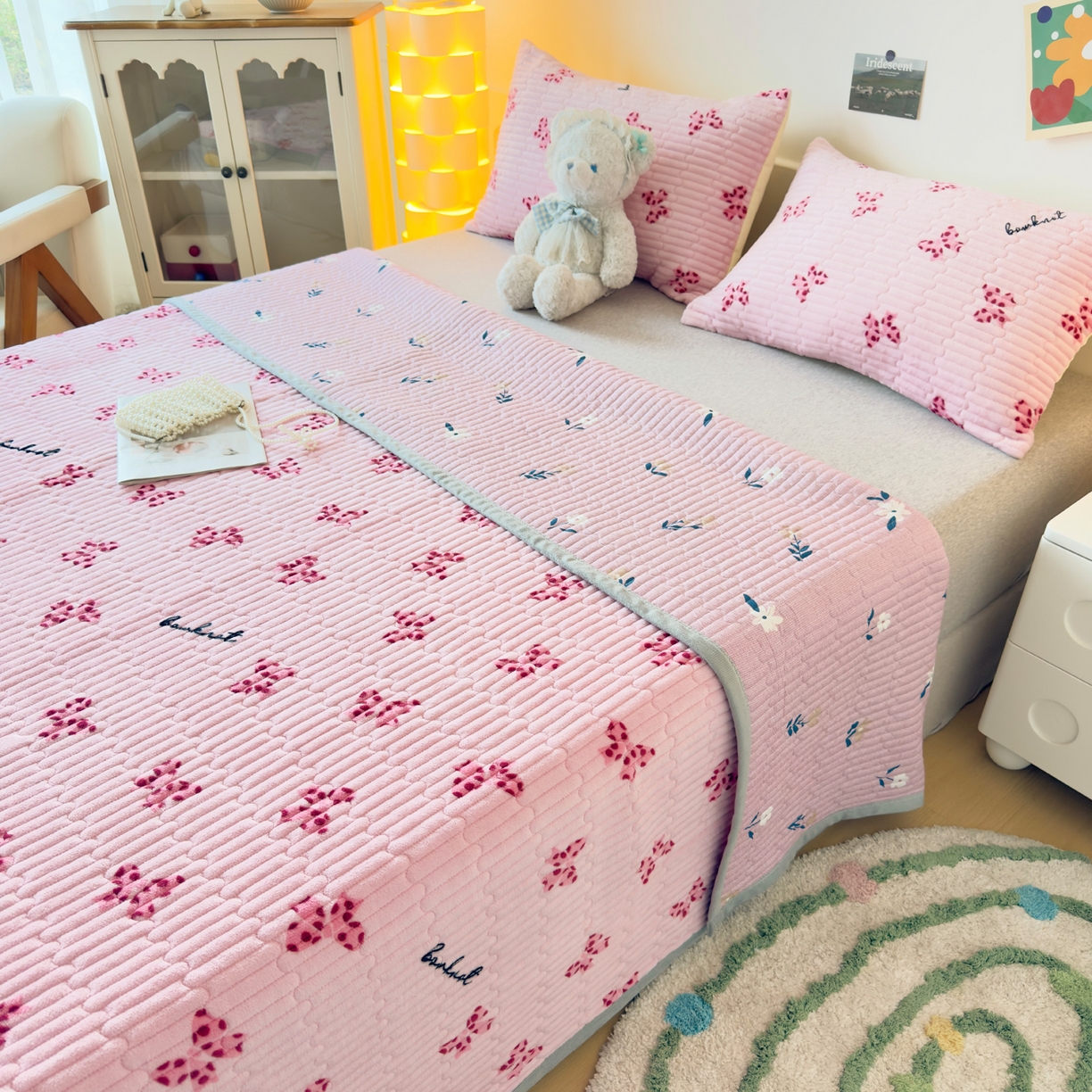 91家纺网 家纺一手货源 找家纺 首爱家纺 2025新款高克重牛奶绒夹棉印花床盖 蝴蝶粉