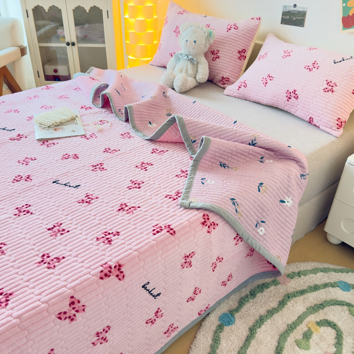 91家纺网 家纺一手货源 找家纺 首爱家纺 2025新款高克重牛奶绒夹棉印花床盖 蝴蝶粉