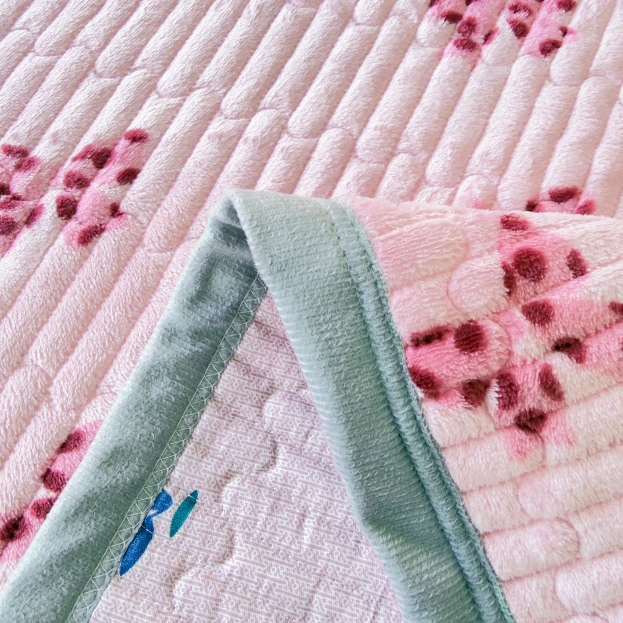 91家纺网 家纺一手货源 找家纺 首爱家纺 2025新款高克重牛奶绒夹棉印花床盖 蝴蝶粉