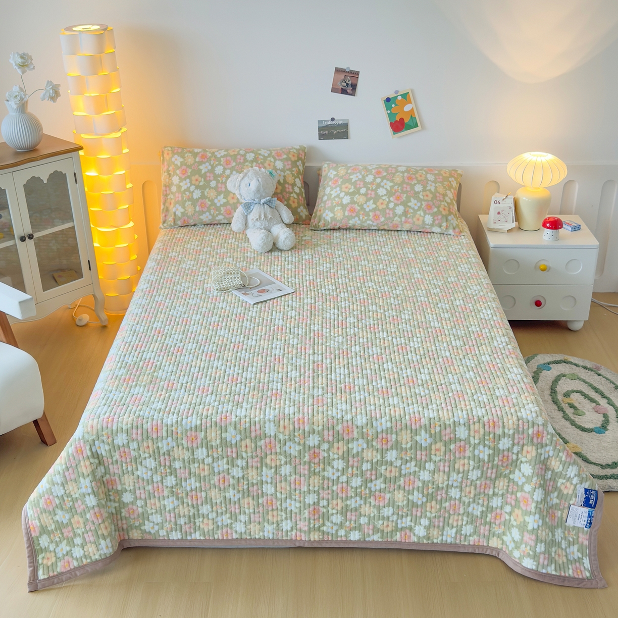 91家纺网 家纺一手货源 找家纺 首爱家纺 2025新款高克重牛奶绒夹棉印花床盖 花丛绿