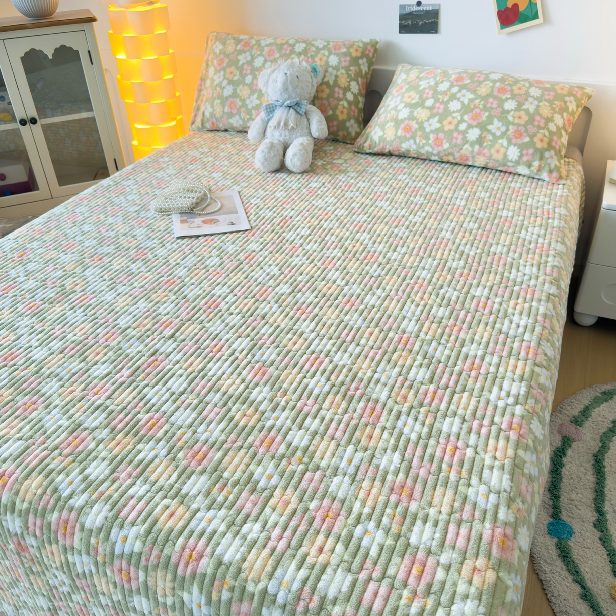 91家纺网 家纺一手货源 找家纺 首爱家纺 2025新款高克重牛奶绒夹棉印花床盖 花丛绿