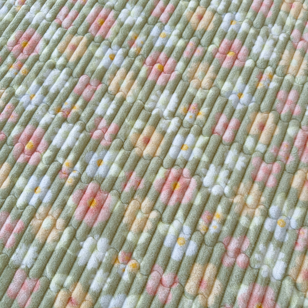 91家纺网 家纺一手货源 找家纺 首爱家纺 2025新款高克重牛奶绒夹棉印花床盖 花丛绿