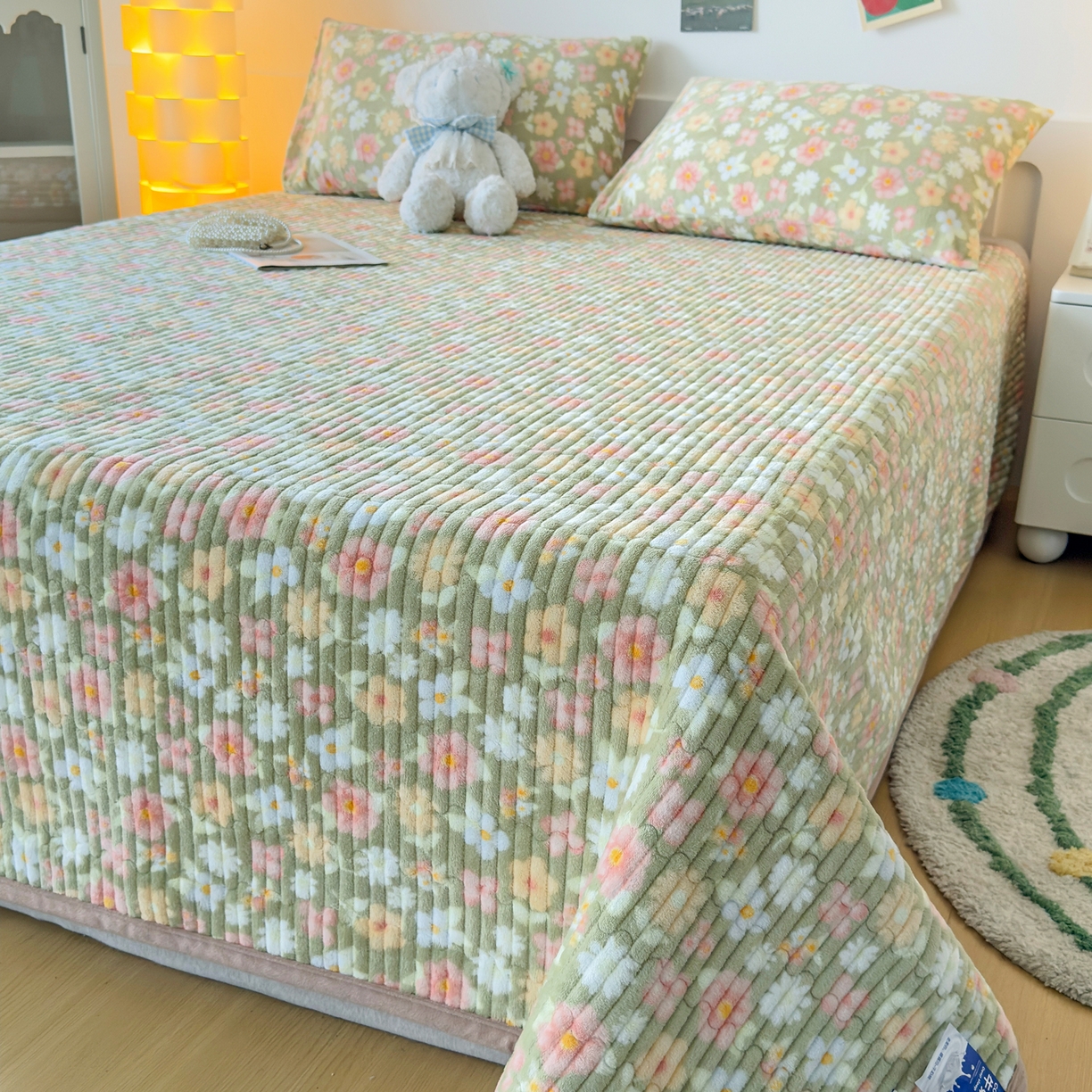 91家纺网 家纺一手货源 找家纺 首爱家纺 2025新款高克重牛奶绒夹棉印花床盖 花丛绿