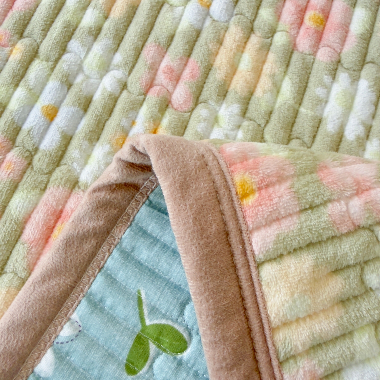 91家纺网 家纺一手货源 找家纺 首爱家纺 2025新款高克重牛奶绒夹棉印花床盖 花丛绿