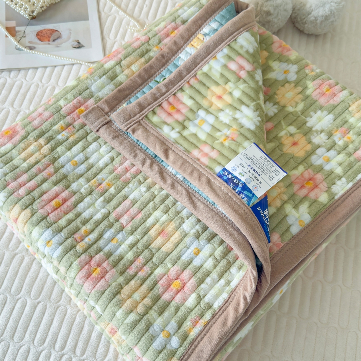 91家纺网 家纺一手货源 找家纺 首爱家纺 2025新款高克重牛奶绒夹棉印花床盖 花丛绿