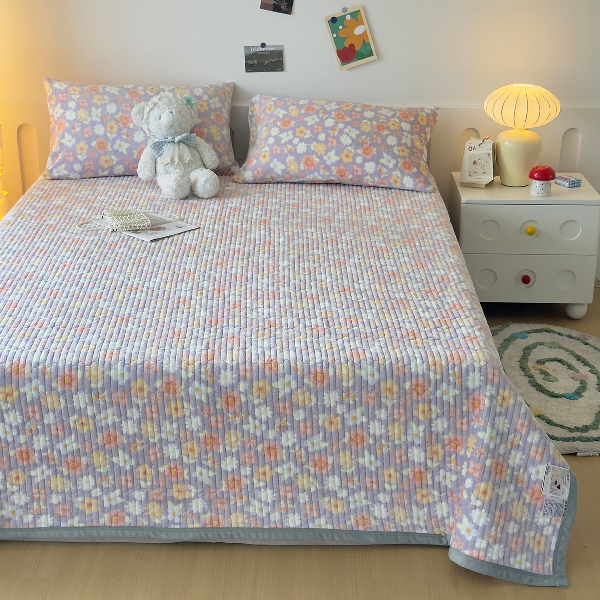 91家纺网 家纺一手货源 找家纺 首爱家纺 2025新款高克重牛奶绒夹棉印花床盖 花丛紫