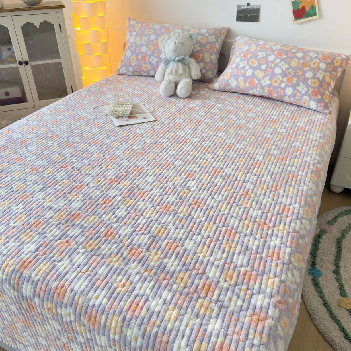 91家纺网 家纺一手货源 找家纺 首爱家纺 2025新款高克重牛奶绒夹棉印花床盖 花丛紫