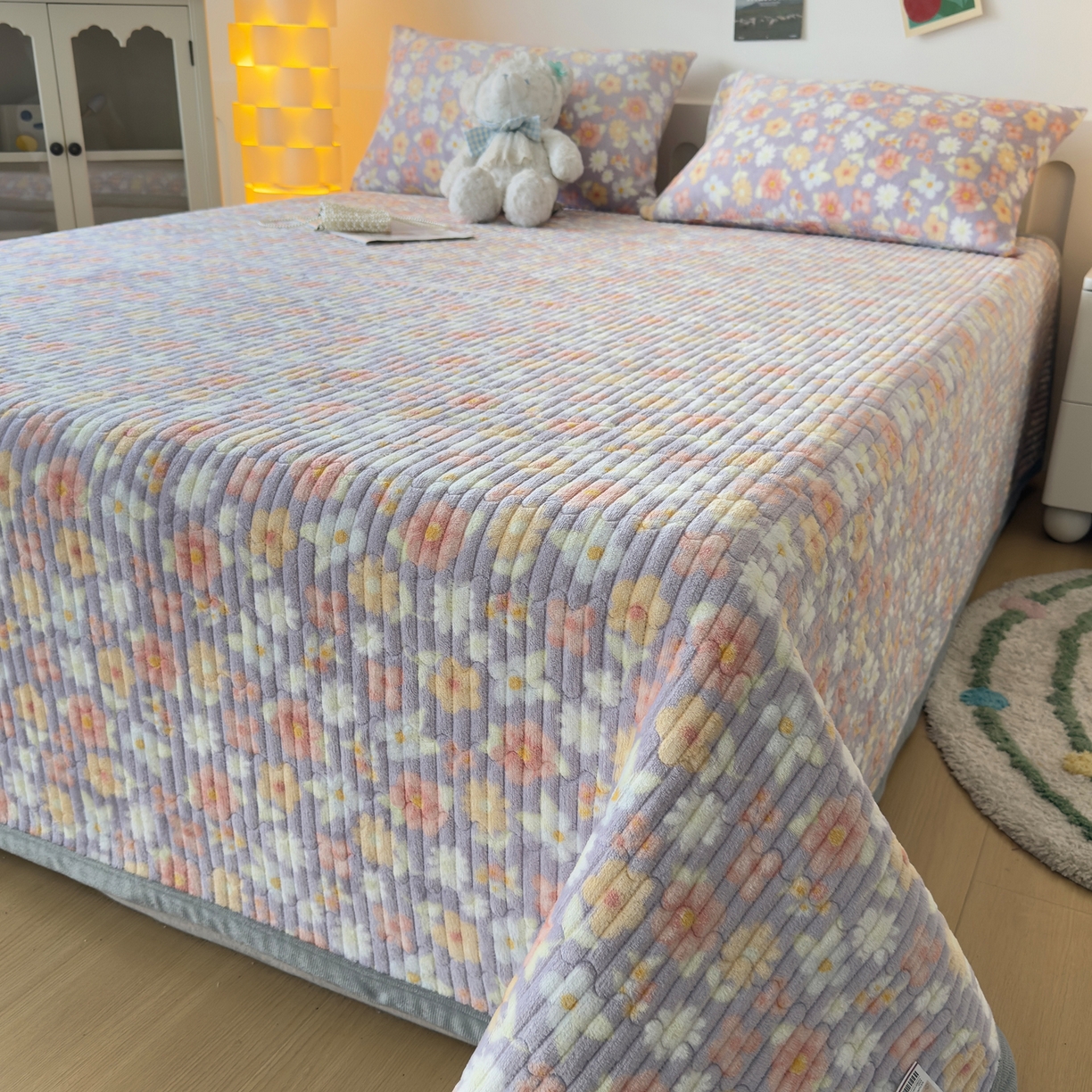 91家纺网 家纺一手货源 找家纺 首爱家纺 2025新款高克重牛奶绒夹棉印花床盖 花丛紫