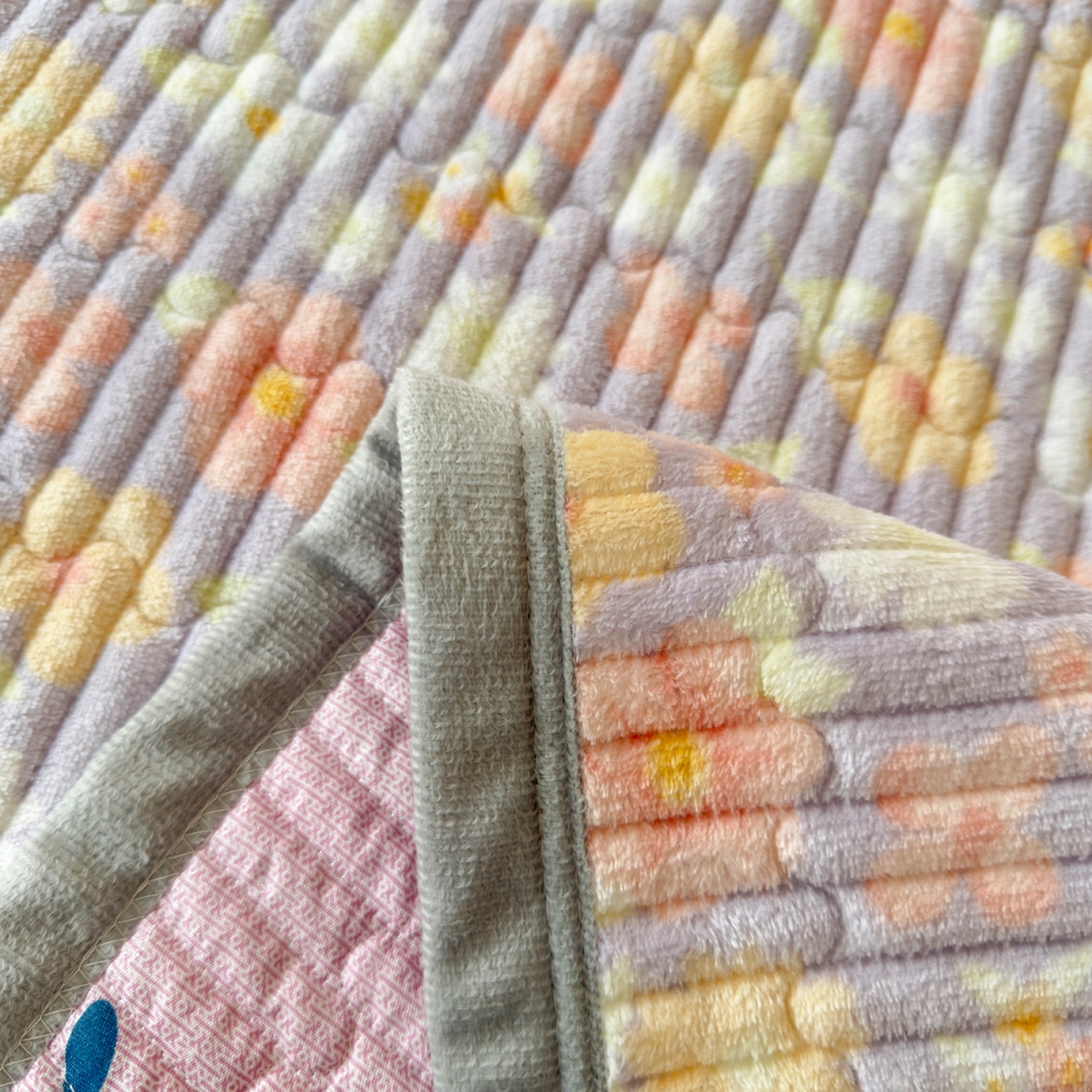 91家纺网 家纺一手货源 找家纺 首爱家纺 2025新款高克重牛奶绒夹棉印花床盖 花丛紫