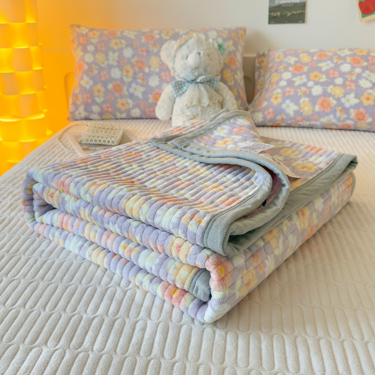 91家纺网 家纺一手货源 找家纺 首爱家纺 2025新款高克重牛奶绒夹棉印花床盖 花丛紫