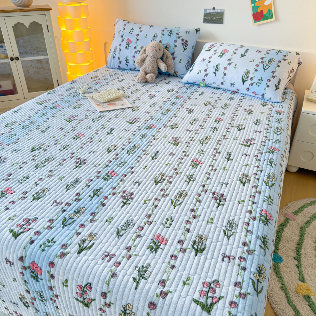 91家纺网 家纺一手货源 找家纺 首爱家纺 2025新款高克重牛奶绒夹棉印花床盖 花开盛世