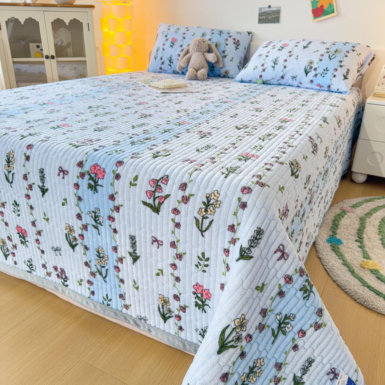 91家纺网 家纺一手货源 找家纺 首爱家纺 2025新款高克重牛奶绒夹棉印花床盖 花开盛世